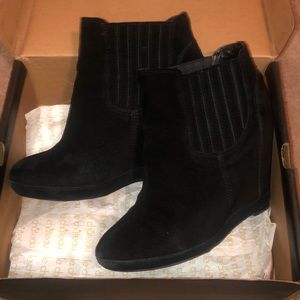 Black ankle wedged boots